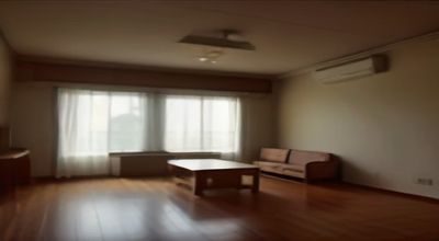 心理咨询室内景，温暖的灯光照亮两把对坐的椅子，象征婚姻咨询与情感修复的专业支持场景